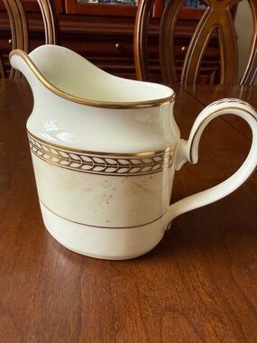 Minton England Alabaster & Gold fine bone china creamer Laurel ring